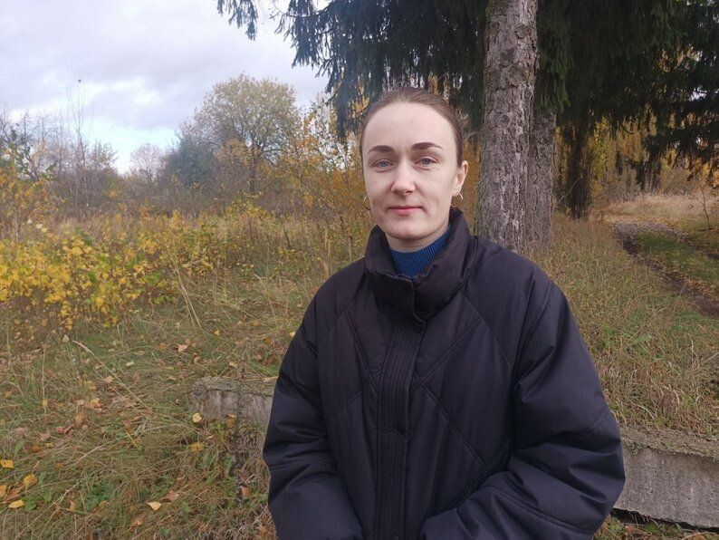 «Куп панцирів равликів тут є багато вздовж дороги», – каже  місцева мешканка Ольга Оласюк-Клепарська. Фото: «Суспільне Луцьк».