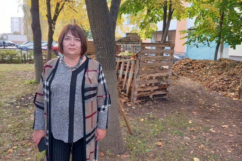 Директорка Луцького ліцею №22 показує саморобні компостери, якими раніше користувалися у школі.