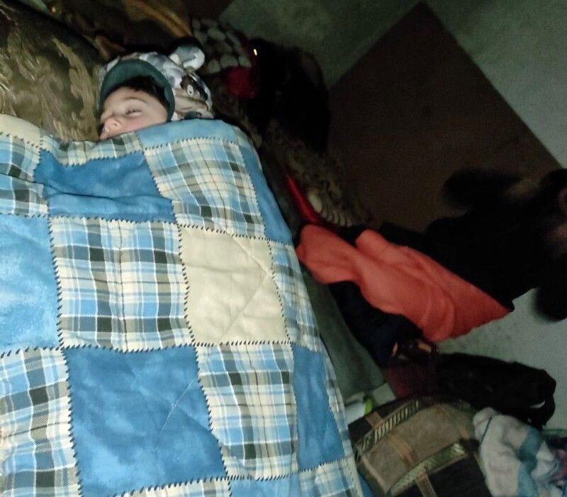 На фото — ​мій трирічний син солодко спить у холодному страшному укритті і та сама свічка, яка утримала мене свого часу від божевілля.