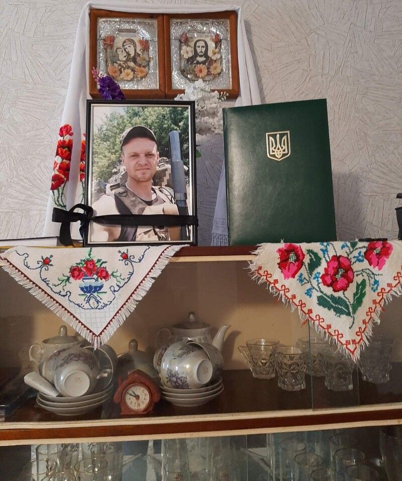 Домашній іконостас родини захисника — Героя.