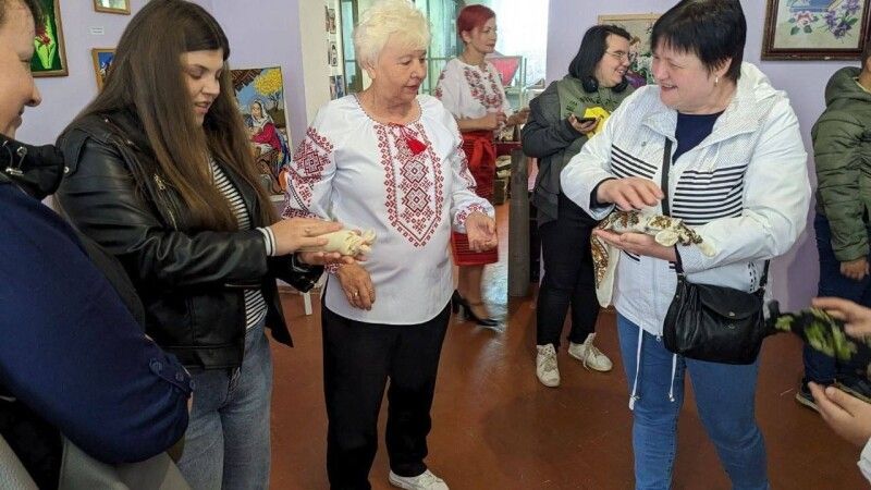 Лідія Романюк проводить майстер-клас із гри в «чачку».