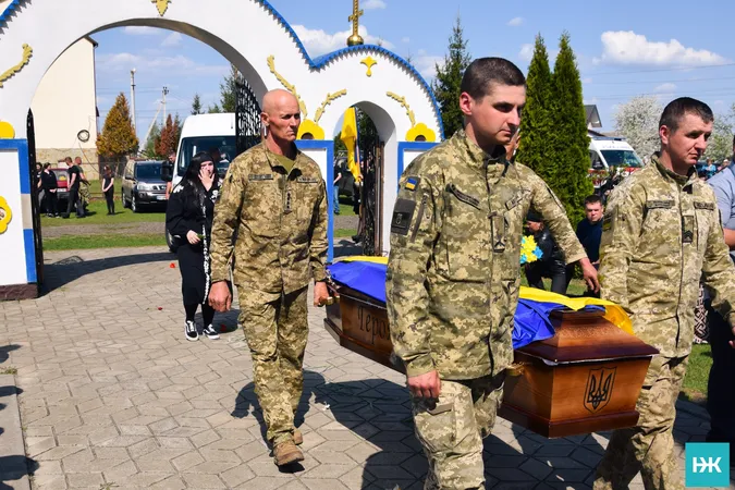 Загиблого воїна Сергія Дишка відспівали в храмі ПЦУ селища Любешів.