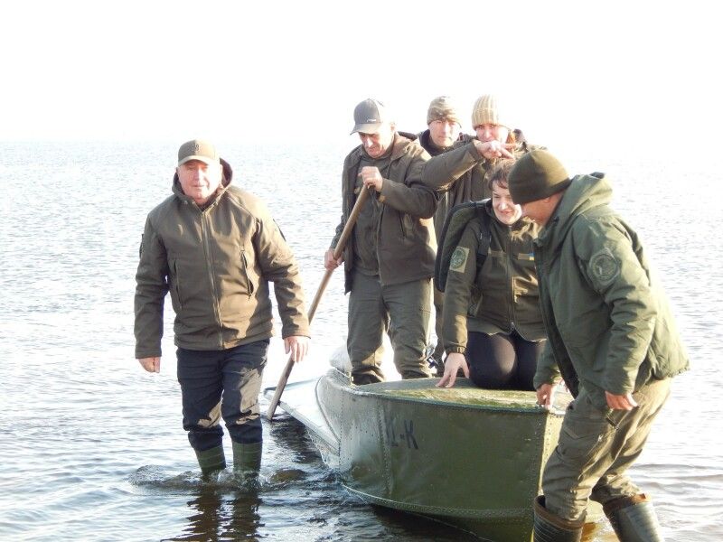 Щоб позбирати сміття на своїй території, працівникам Люб’язівського ПНДВ довелося добиратися на човнах. 