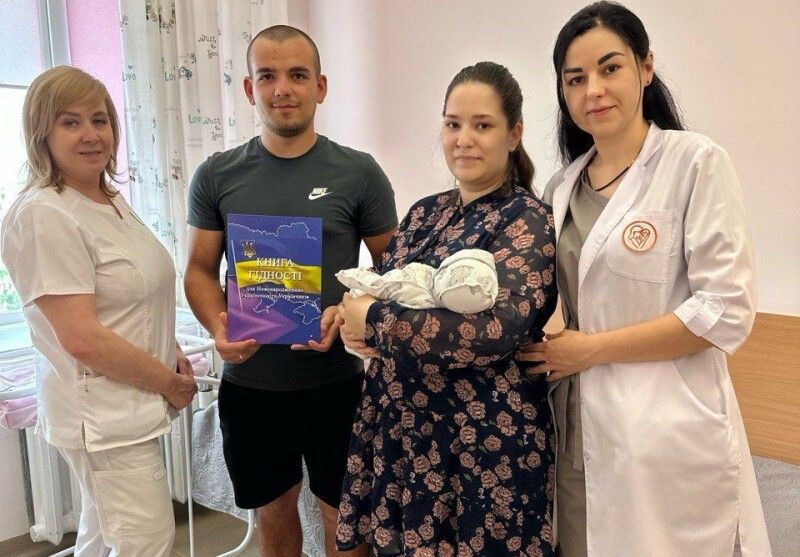 Щасливі Максим та Анастасія Саливончики з новонародженою донькою.