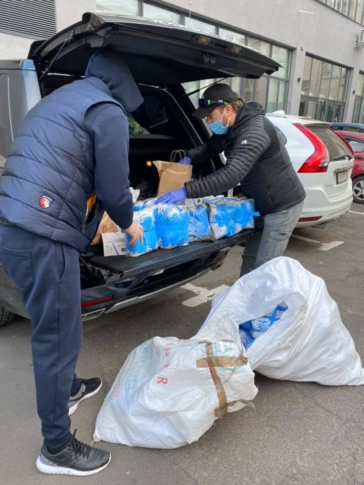 Поки що маски забезпечують волонтери.