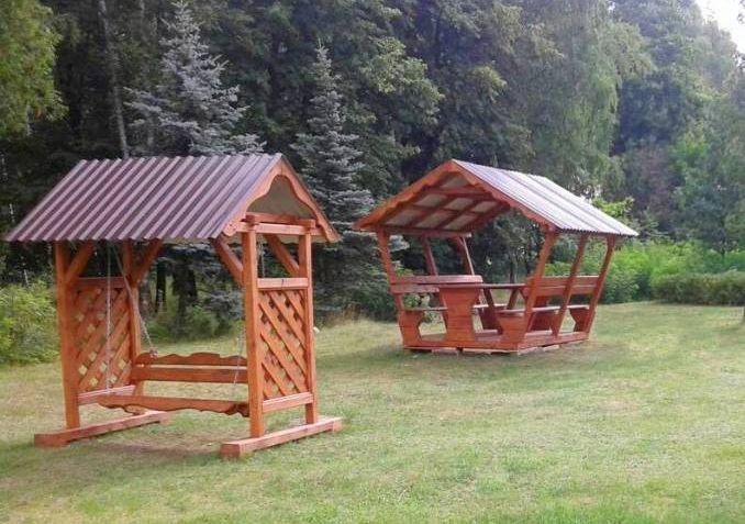 Біля контори лісництва лісівники встановили добротну дерев’яну бесідку та гойдалку. 