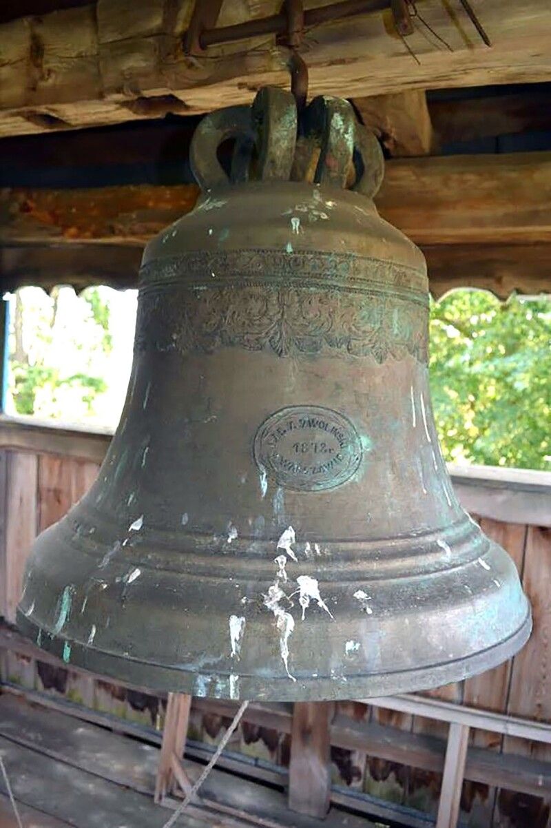 Ось він, дзвін,  що майже  пів століття лежав  у землі.
