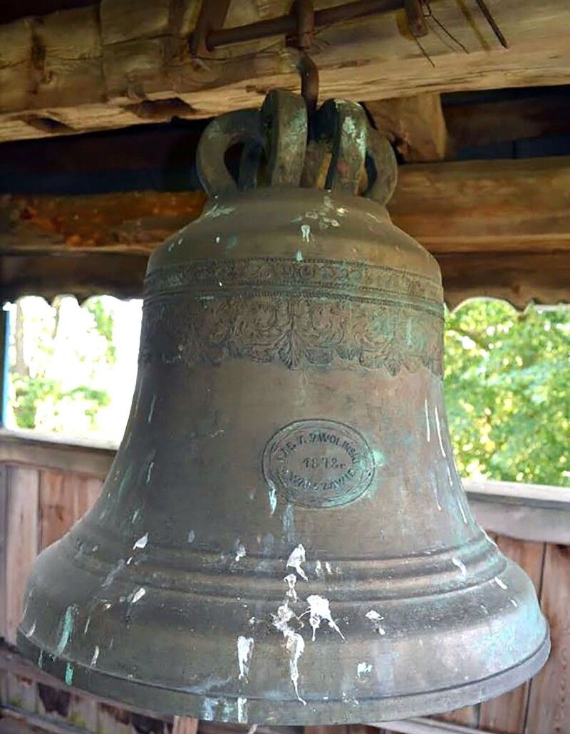 Ось він, дзвін,  що майже  пів століття лежав  у землі.