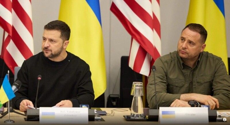 «Єрмак завжди поруч із Зеленським, контролюючи атмосферу навколо».