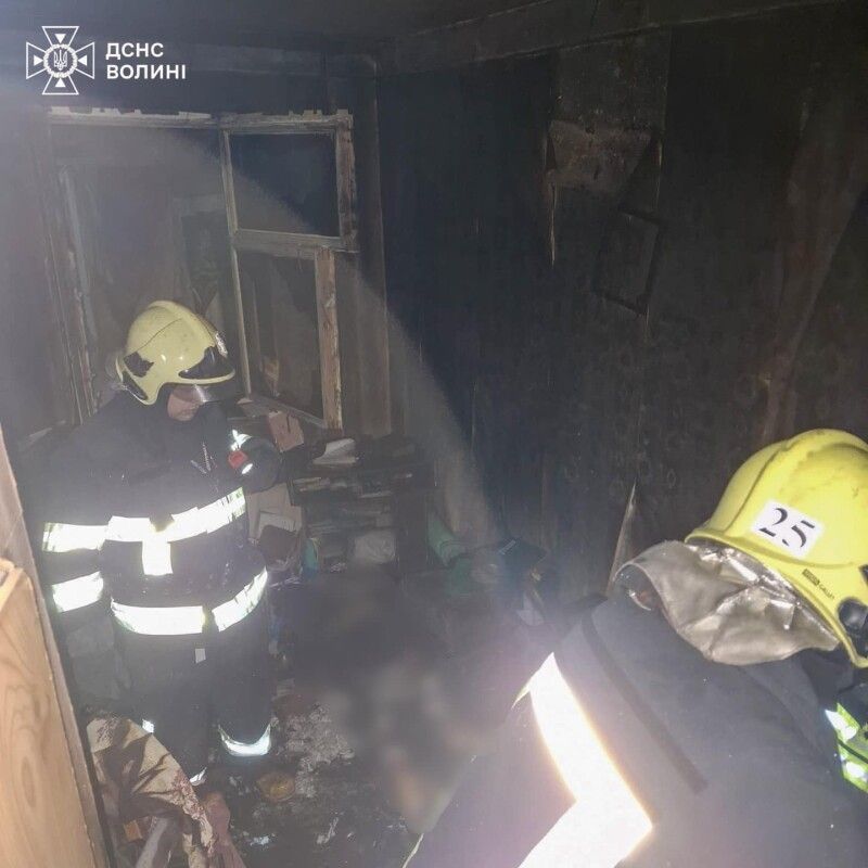 Рятувальники увійшли в приміщення, де сталася трагедія. Фото: ДСНС Волині.