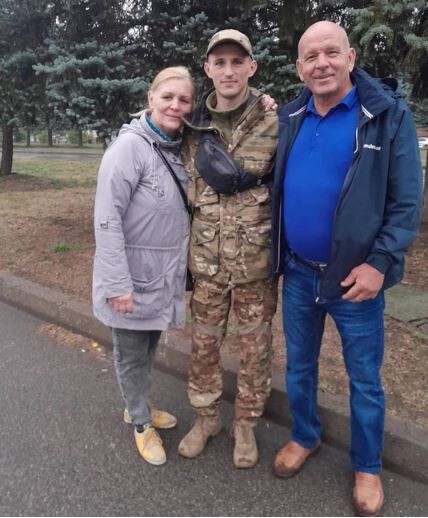 Ірина та Анатолій неодноразово  навідували Костянтина  під час його служби.