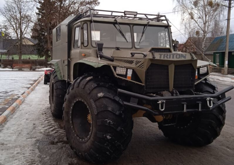 Одразу після завершення робіт майстер взявся тестувати свій автомобіль поліським бездоріжжям. Фото з ФБ Дмитра СОЛОМЧУКА.