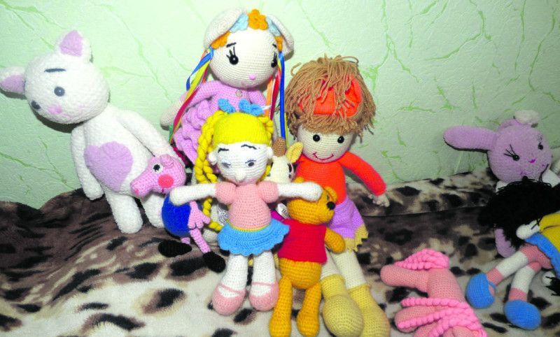 Улюблені іграшки Мілени, змайстровані руками мами.