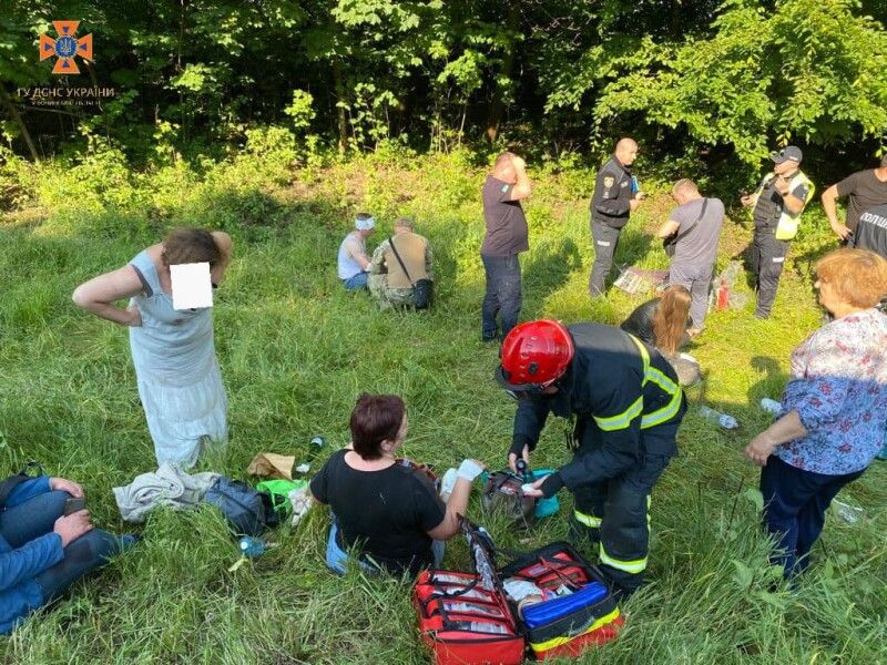 Медики надають першу допомогу... Фото –  ДСНС України у Волинській області.