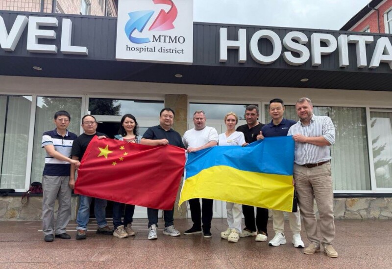 Китайські лікарі з міста Ухань із волинськими колегами в місті Ковель.