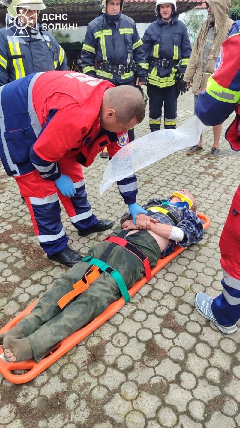 Стало зрозуміло: з таким травмуванням без лікарні не обійтись... Фото: ДСНС Волині.