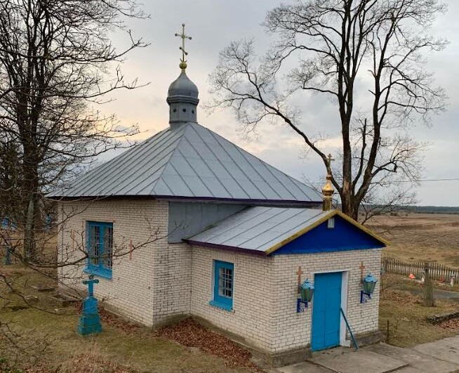 Старовинний Різдво-Богородичний храм у 1990-х роках віряни обновили, обклавши білою цеглою.