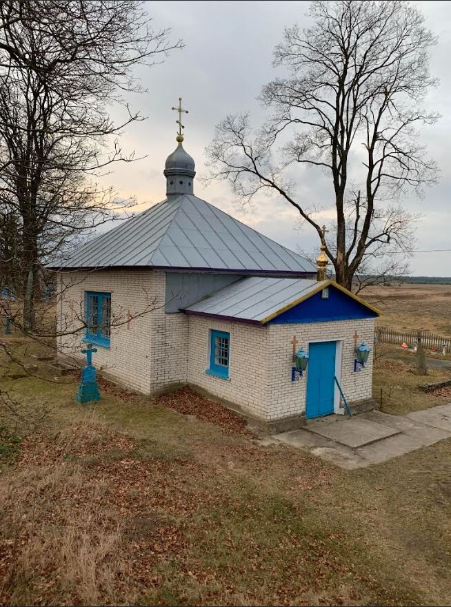 Старовинний Різдво-Богородичний храм у 1990-х роках віряни обновили, обклавши білою цеглою.