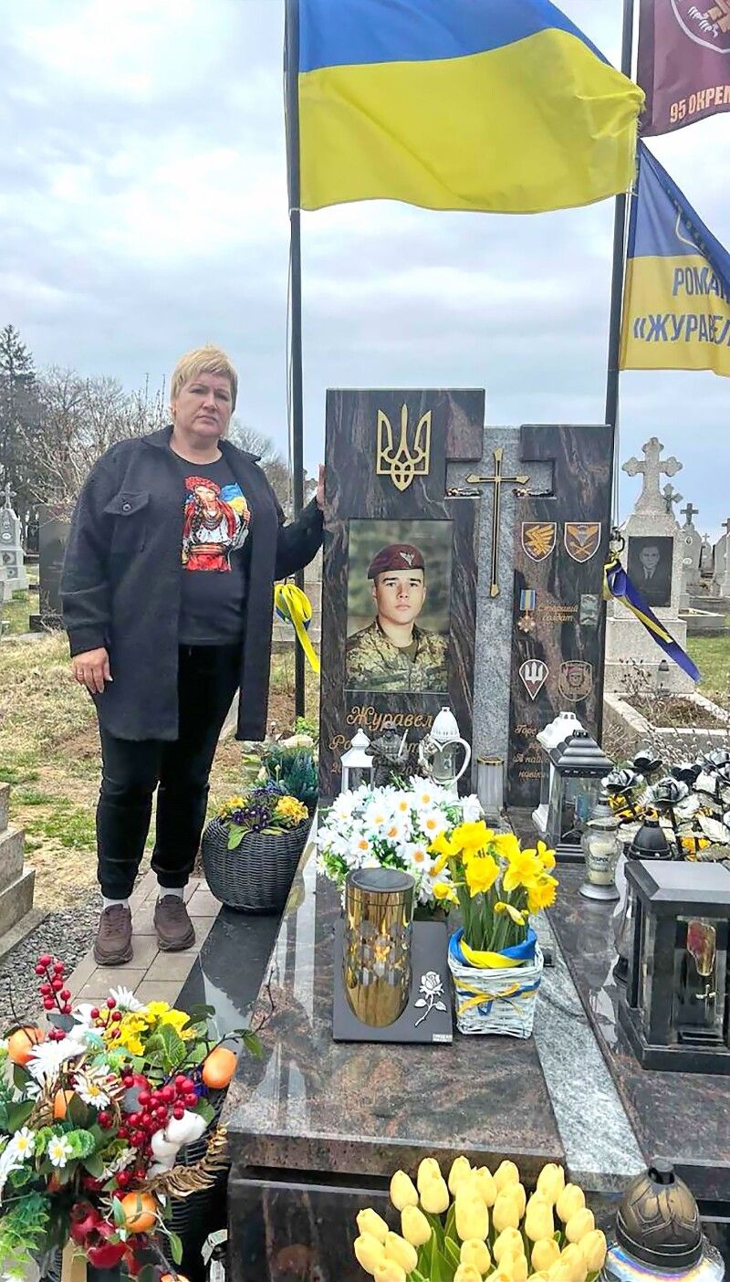 Діана Журавель – на могилі сина, який назавжди залишиться 19-літнім. 