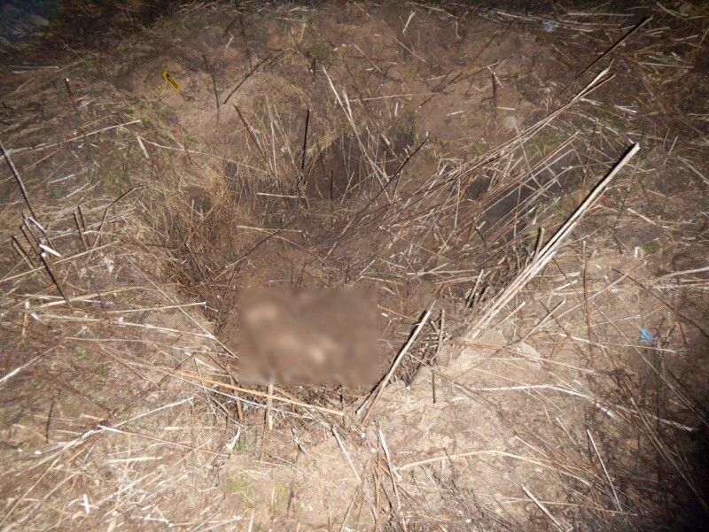 У цю яму вбивця кинув тіло знайомого. Фото із сайту npu.gov.ua.