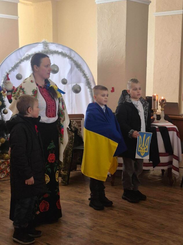 Легенду про Україну переповідають юні Матвій Юзвик, Арсен Лебедин та Андрій Венско  з наставницею Тетяною Венско.