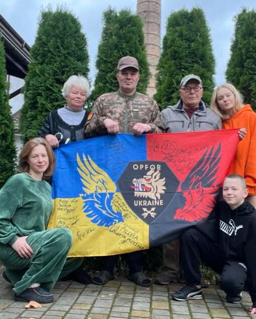 Родина Гочачків зустрічає з передової сина Ігоря.