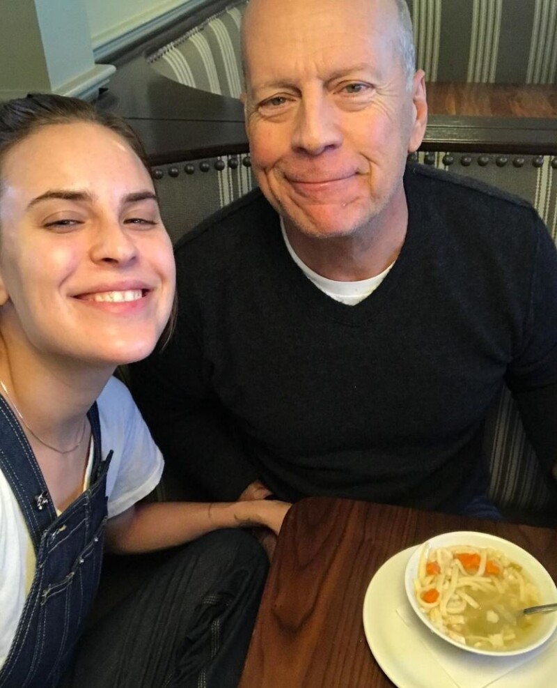 Так виглядає зараз хворий Брюс Вілліс. На фото з донькою Таллулою.