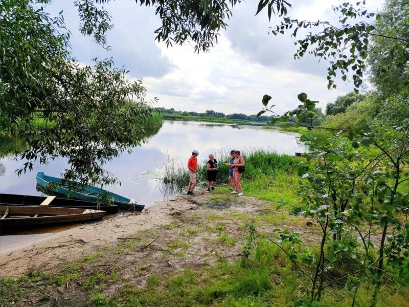 Сваловичі, з його неповторними краєвидами, розташоване на березі річки Прип’ять.