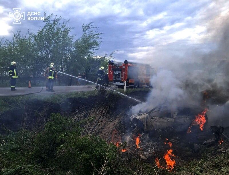 Рятувальники гасять машину біля села Жидичин Луцького району. Фото: ДСНС Волині.