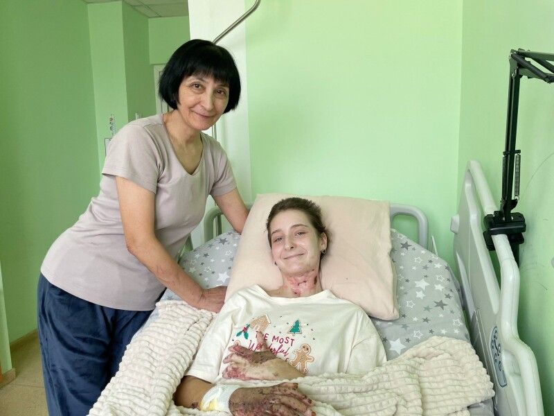 І хоч дівчині ще важко ходити, але вона порадувала медиків і бабусю своїми першими кроками. 