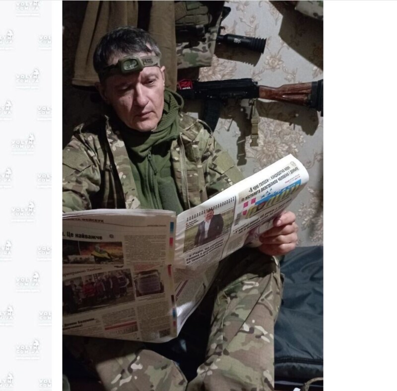 Микола БІЛЬШЕВИЧ: «Бачите, що я читаю на передовій? Шматочок рідної землі – газету «Волинь». Дякую!». Фото з архіву Миколи БІЛЬШЕВИЧА.