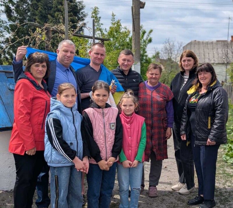 Жителі громади щиро вітали захисника на рідній батьківській землі.