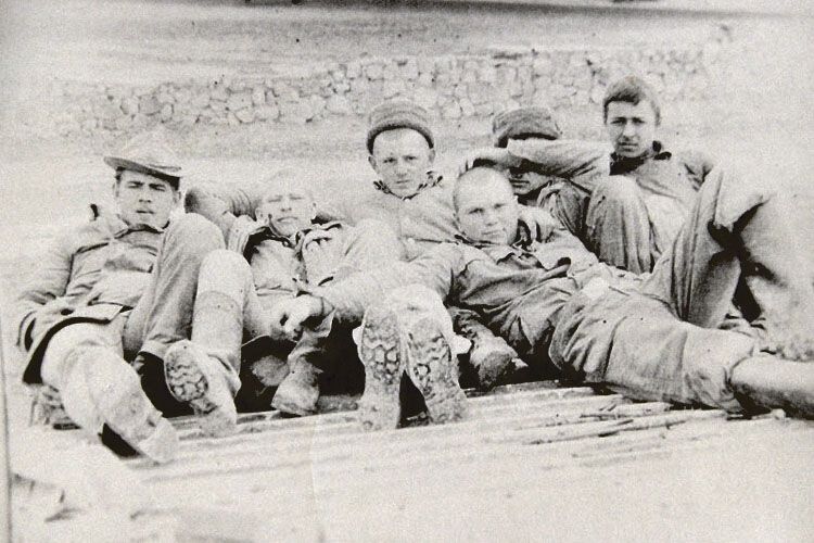 Микола Ліщук (крайній справа) та його побратими з честю виконали свій солдатський обов’язок.