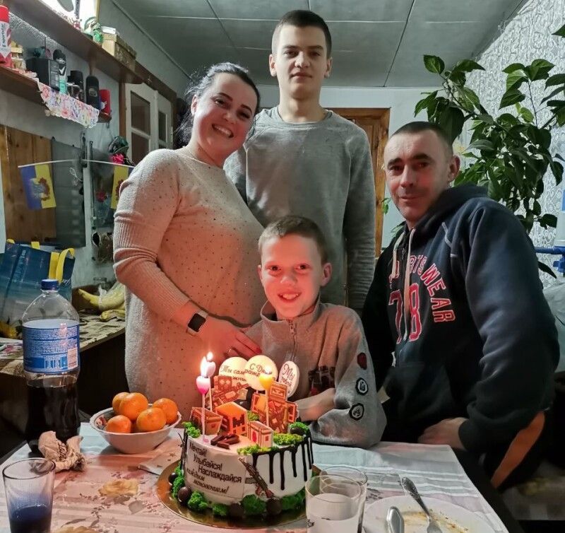 Щаслива сім’я відзначає день народження одного із синів.