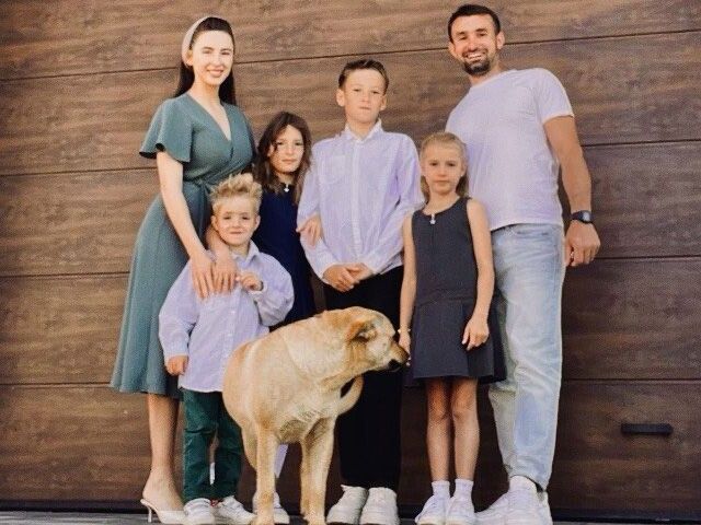 Ось така сьогодні сім’я Янкелів: мама, тато, четверо дітей і їхній улюбленець – чотирилапий друг.