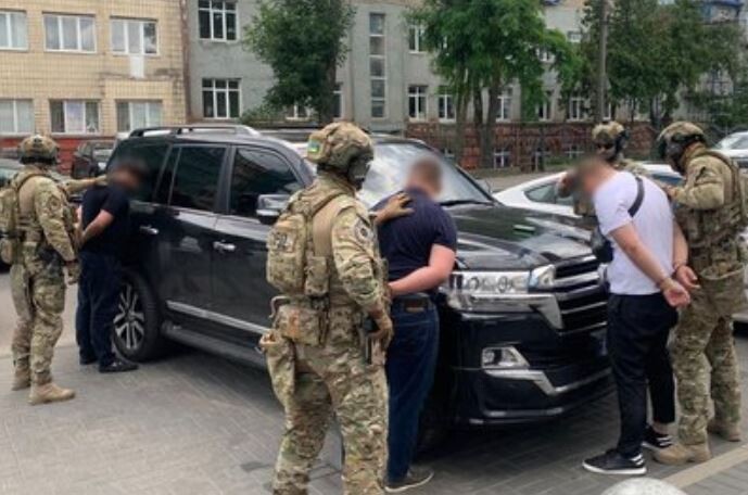 На світлині – обшуки у фігурантів справи. А через дорогу від місця події є один цікавий заклад, який, кажуть у народі, працює навіть у комендантську годину, але якого чомусь не помічають правоохоронні структури.