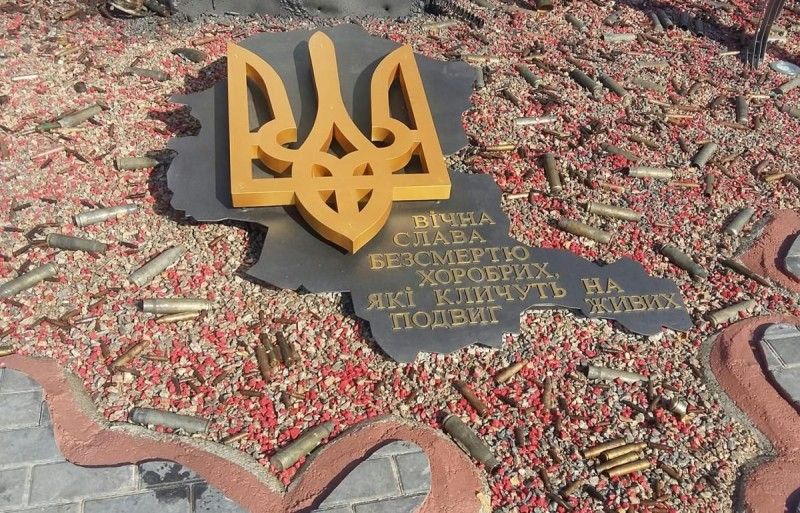 При виготовленні інсталяції також використано справжні гільзи й уламки, привезені волонтерами з передової