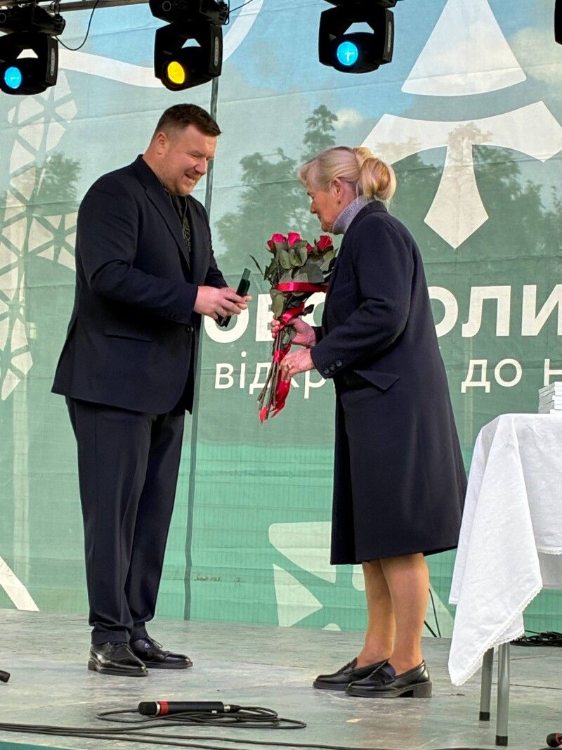 Міський  голова Борис Карпус вручає відзнаку «За заслуги перед містом» Марії Мігас. На мільйон відсотків – заслужено!