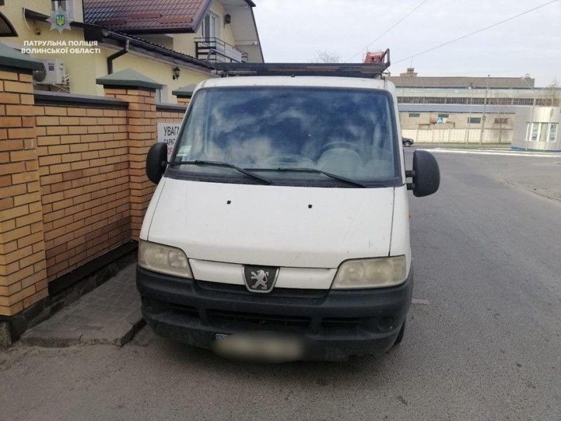 За вчасно переданим орієнтуванням екіпаж моніторингу патрульної поліції виявив схожий автомобіль на вулиці Гулака-Артемовського. 