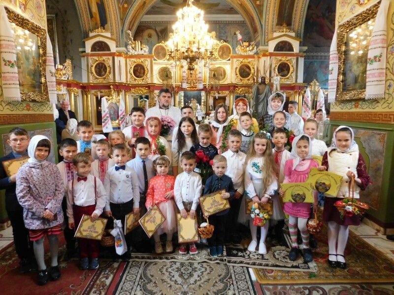 Учні недільної школи Свято-Вознесенського храму міста Горохів із отцем Андрієм Сидором, Вікторією Кусевич та Іриною Рудь.