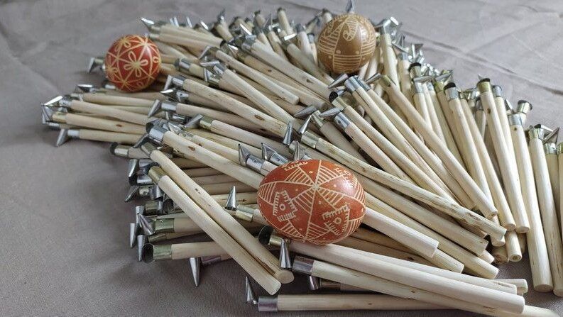 Щороку майстер виготовляє кілька сотень писачків. Волинський обласний науково-методичний центр культури