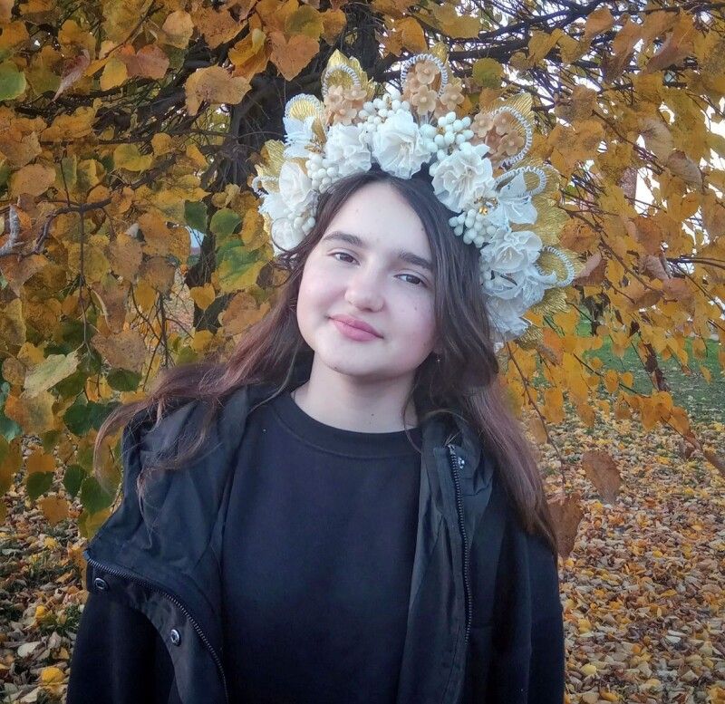 Красуня-модель у парафіновому вінку – Саша Рудюк.