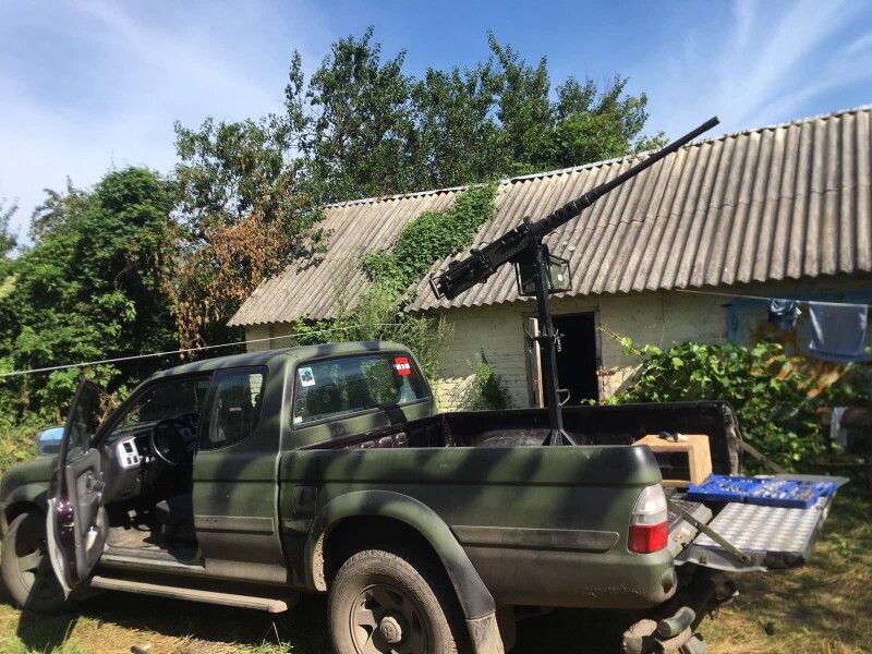 Пікап, який з Цумані доставили на передову,  обладнано кулеметом.