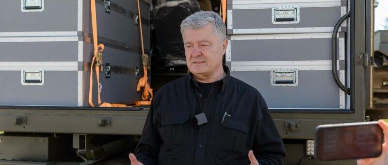Військові на знак подяки подарували Порошенку футболку з логотипом батальйону і написом: «Забезпечуємо Перемогу» та шеврон.