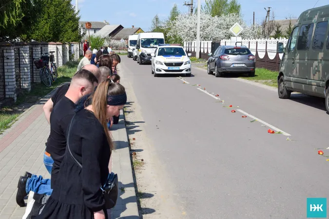 Навколішки проводжали земляки Героя в останню путь.