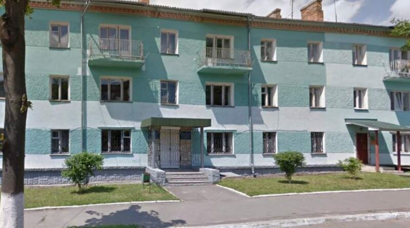 Триповерхова адмінбудівля розташована в Нововолинську на вулиці Героїв ЗСУ, 10.