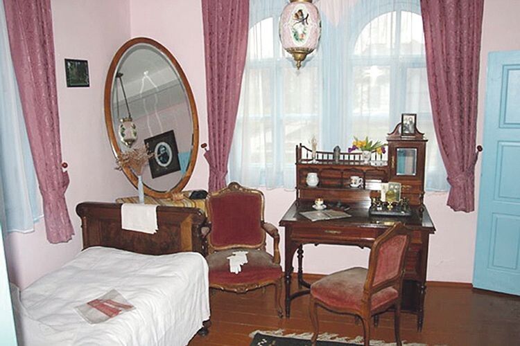 Рожева кімната була не лише спальнею,  а й робочим кабінетом письменниці.