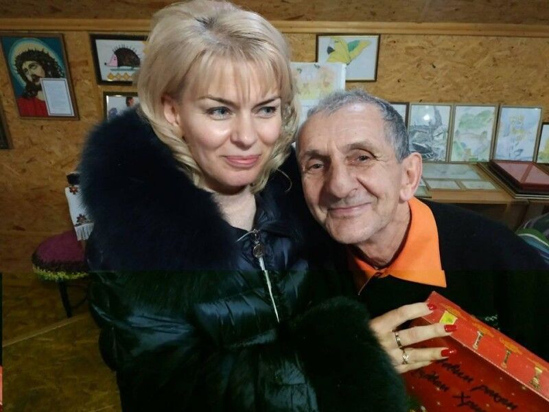 Директорка вітає іменинника Василя Лук’янчука.