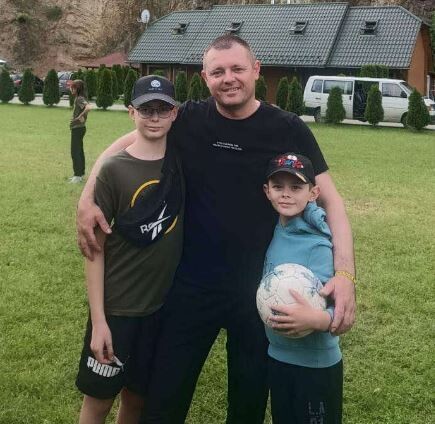 Воїн ЗСУ Олександр Світящук разом із синами Ярославом та Богданом.