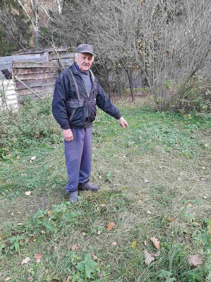 Микола Карпюк показує те місце, де був закопаний дзвін.